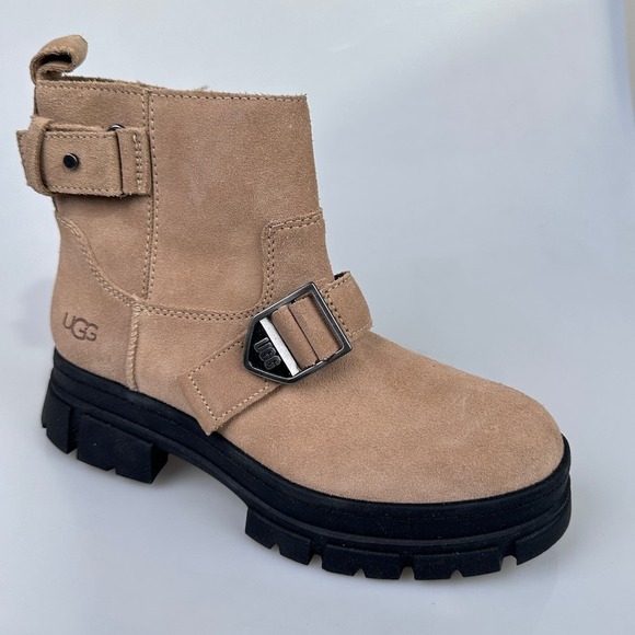 NEW UGG ASHTON SHORT BOOT WOMAN 8 WATERPROOF BUCKLE SAND SUEDE - Picture 1 of 11